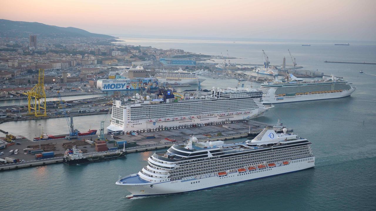 Una veduta dall'alto del porto di Livorno