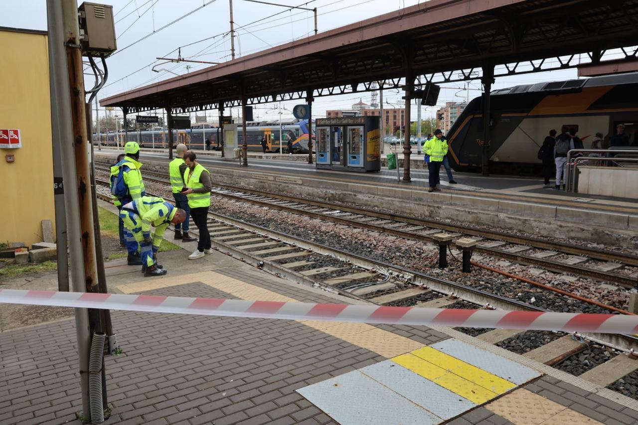 Tragedia in stazione, donna di 43 anni muore travolta da un treno merci