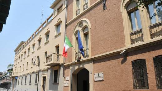 Colpì la commerciante che non voleva dargli la birra col cacciavite: espulso