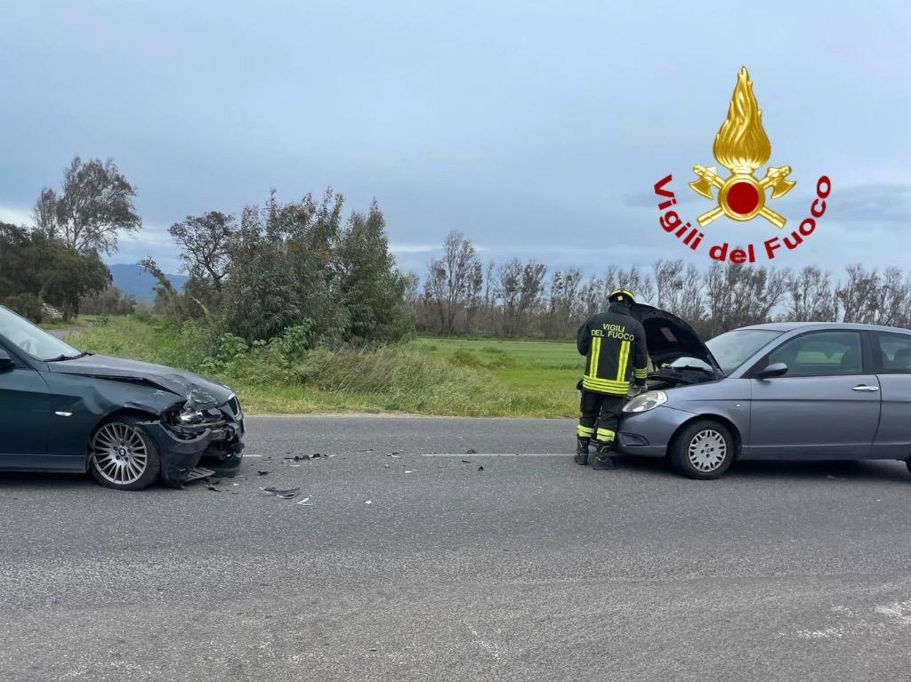 Scontro frontale tra due auto, un ferito – Cosa è successo