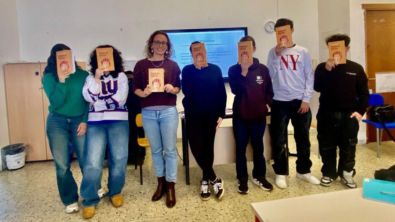 
	La scrittrice Silvia Meconcelli all'incontro con gli studenti del liceo scientifico Fossombroni di Grosseto

