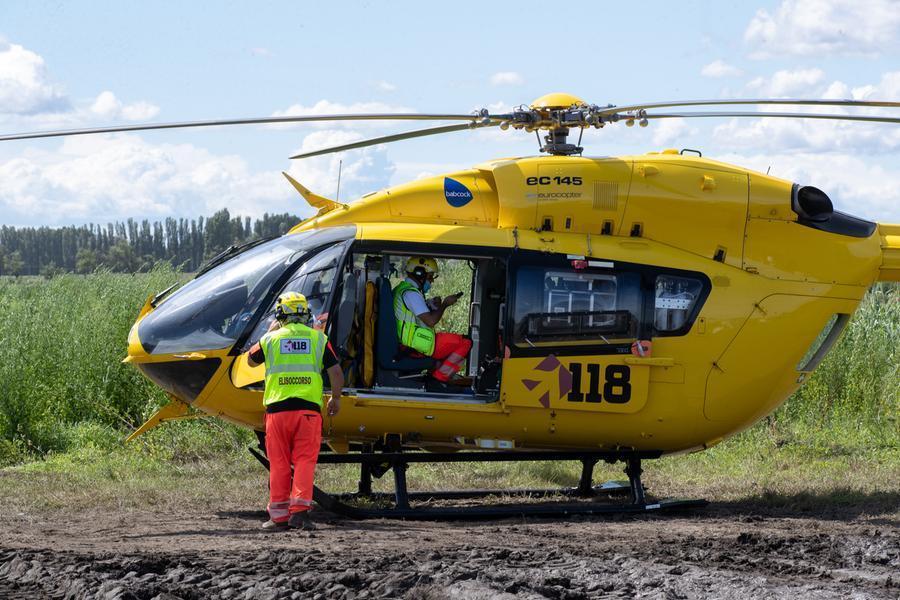 Investita in bici, resta incastrata sotto l’auto: 73enne portata in ospedale con l’elisoccorso