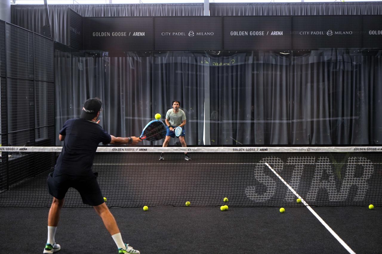 In malattia per un dito rotto viene sorpresa a giocare a padel e licenziata, il tribunale le dà ragione: reintegrata e risarcita con 18 mensilità – Cosa è successo