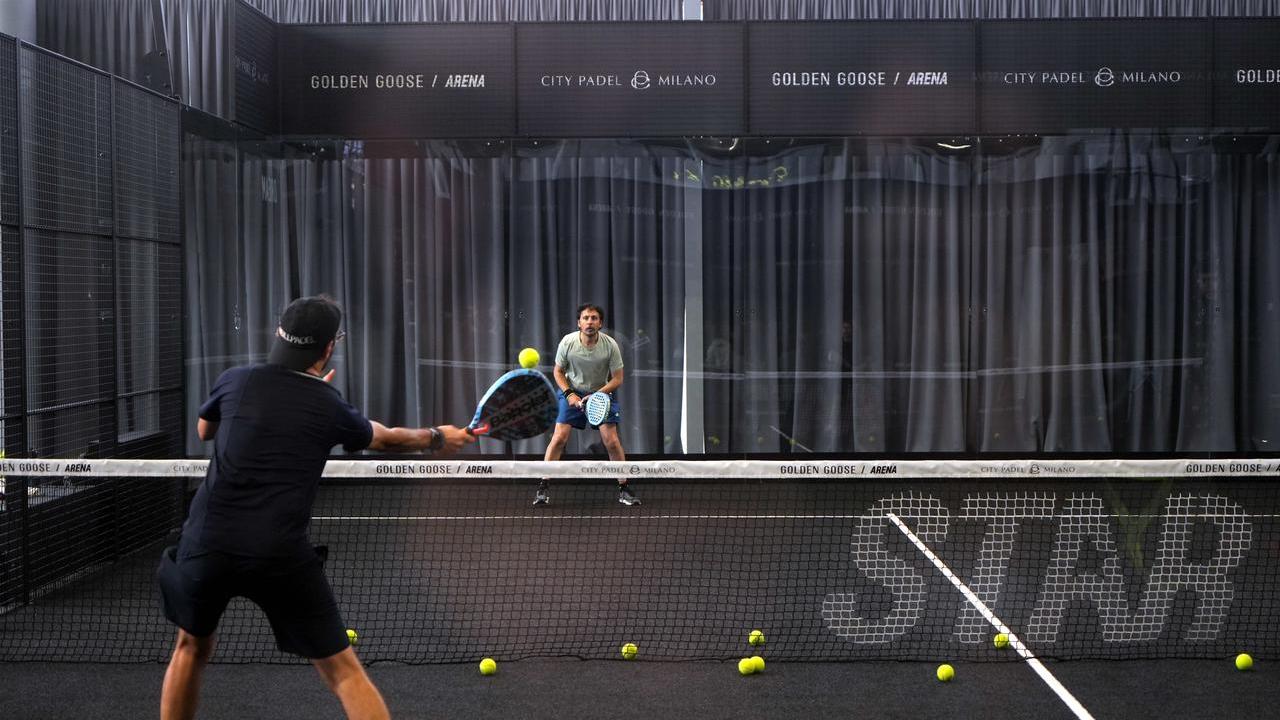 In malattia per un dito rotto viene sorpresa a giocare a padel e licenziata, il tribunale le dà ragione: reintegrata e risarcita con 18 mensilità – Cosa è successo