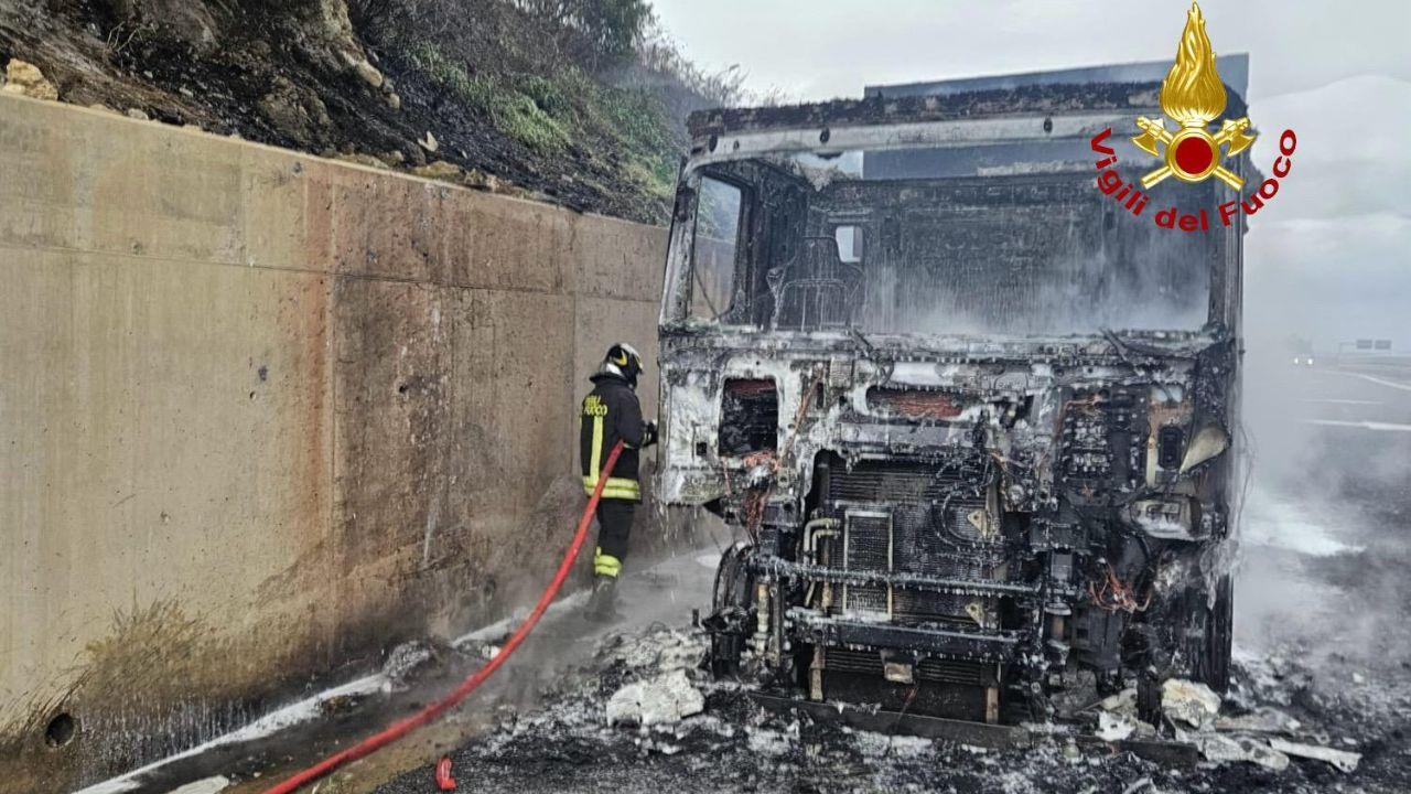 
	Il tir che ha preso fuoco sulla strada statale 223

