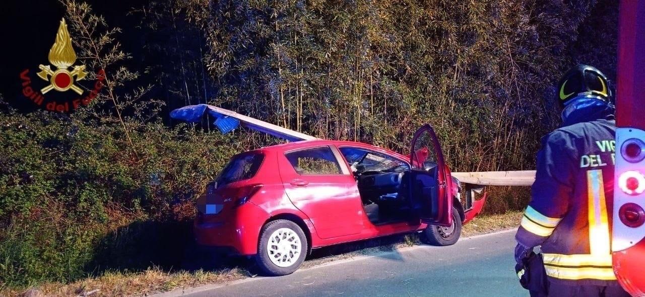 Lucca, auto contro guard-rail: conducente in ospedale