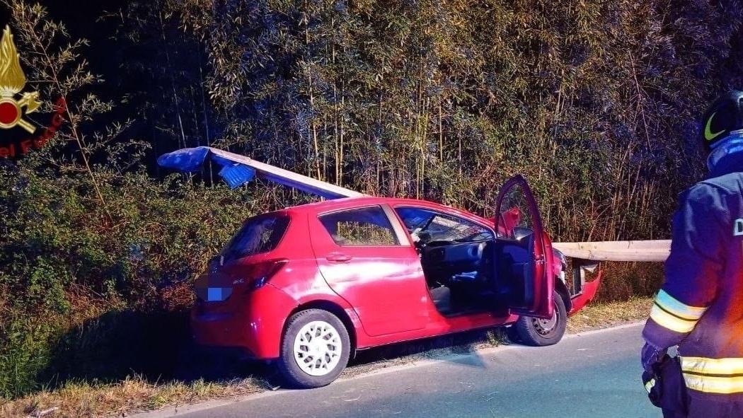 Lucca, auto contro guard-rail: conducente in ospedale