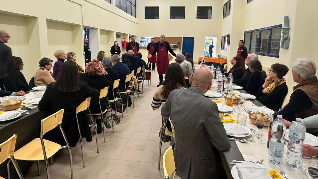 La cena all'interno del carcere della Dogaia