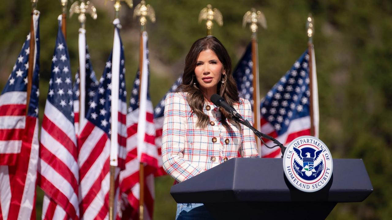 Usa, Kristi Noem travolta dallo scandalo sul marito e le chat con modelle fetish – Cosa è successo