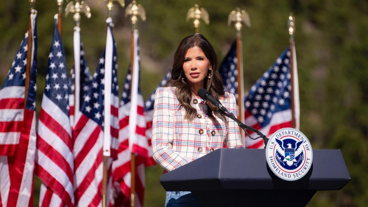 Usa, Kristi Noem travolta dallo scandalo sul marito e le chat con modelle fetish – Cosa è successo