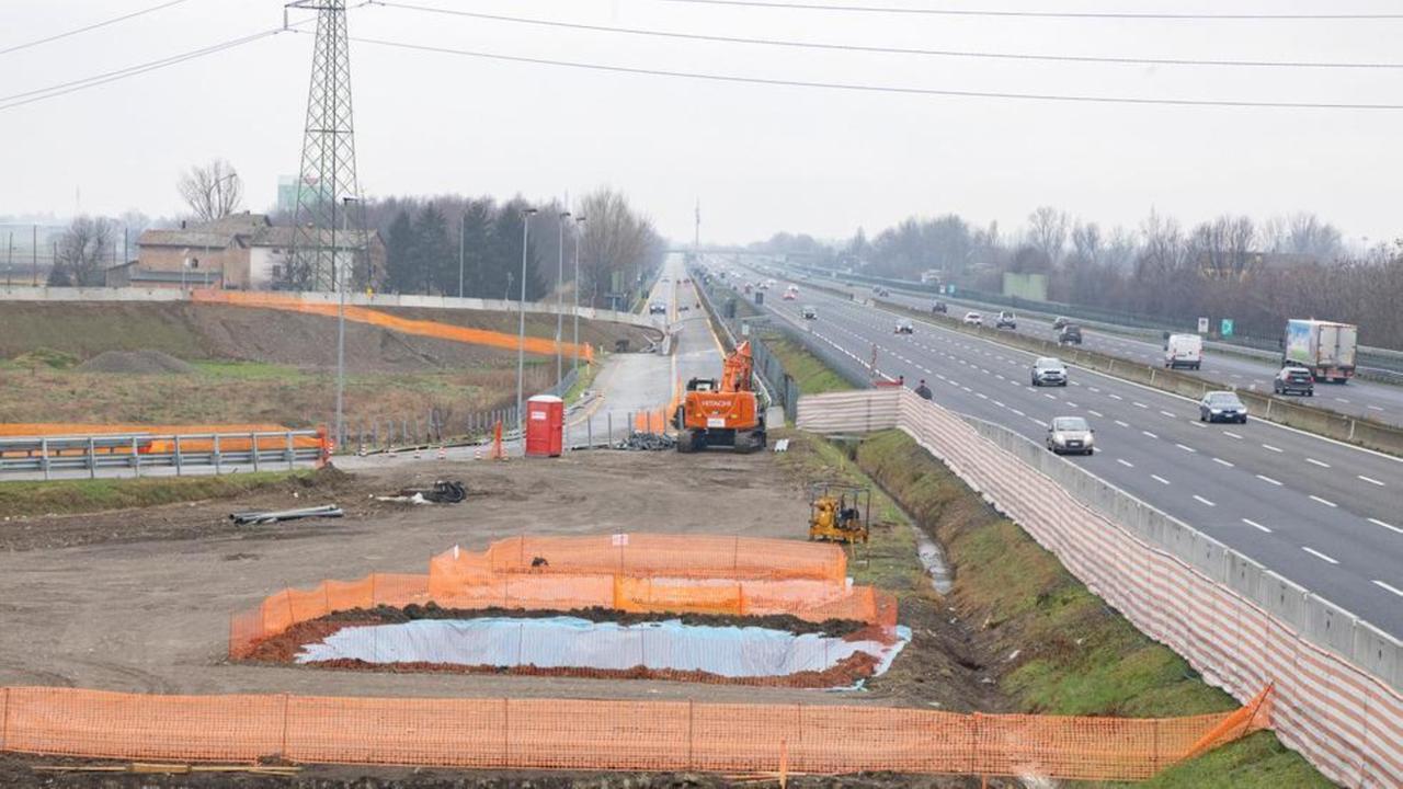 I lavori all'altezza del ponte della Nuova Estense sull'autostrada A1