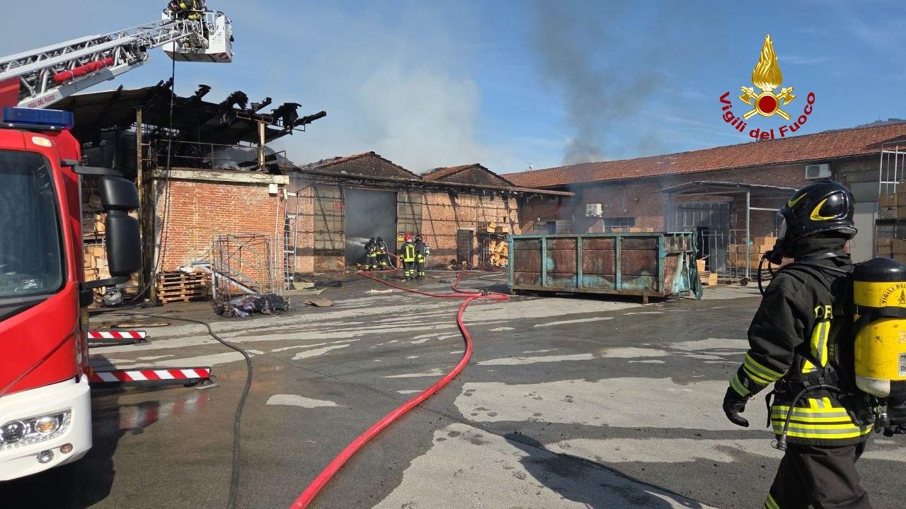 Segromigno, incendio distrugge magazzino con fiori secchi