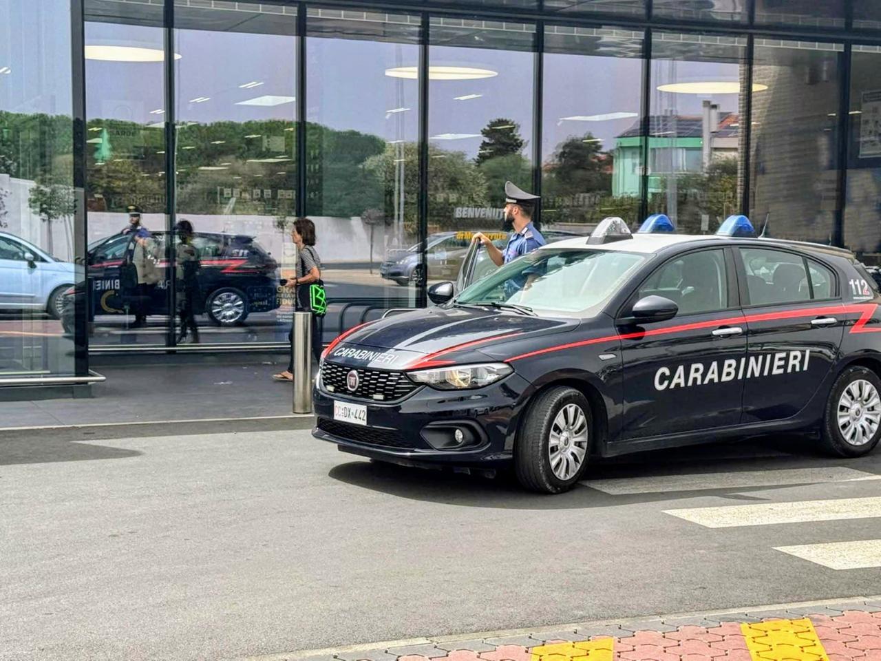 Spesa gourmet senza pagare, dagli scaffali all’uscita col bottino da 500 euro: donna nei guai