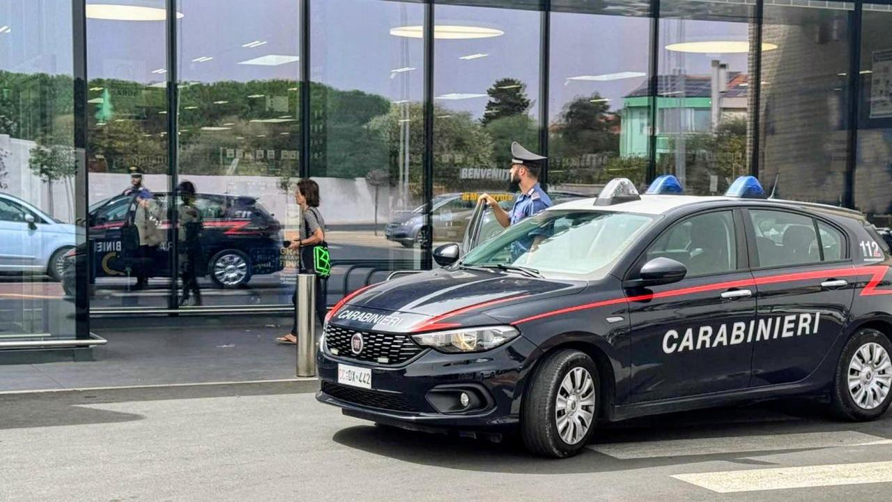 Spesa gourmet senza pagare, dagli scaffali all’uscita col bottino da 500 euro: donna nei guai