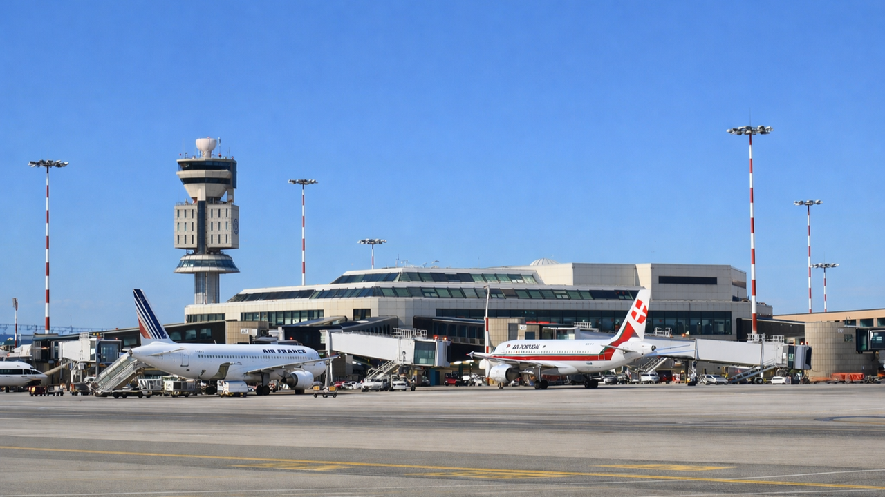 Carburante aereo, l’Europa teme la stretta: voli a rischio tra maggio e l’estate se Hormuz resta chiuso