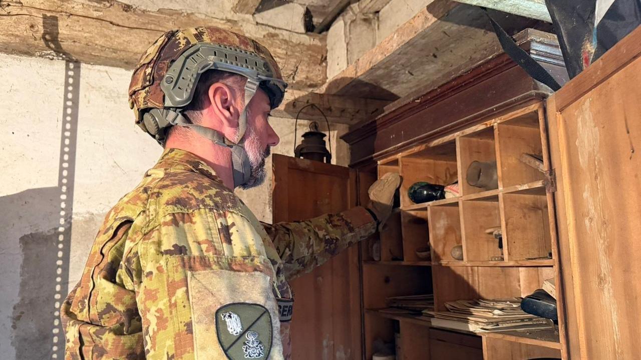 Un artificiere davanti alla bomba Sipe trovata in cantina