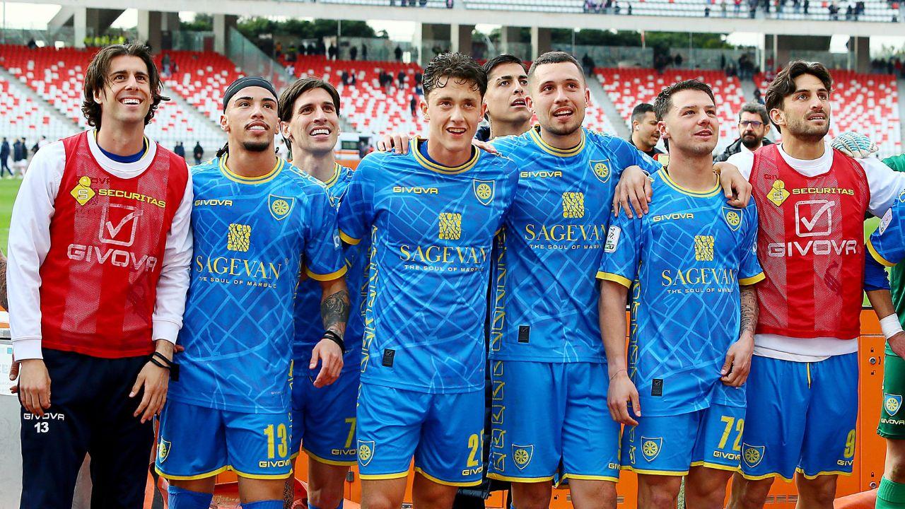 I giocatori azzurri festeggiano dopo Bari