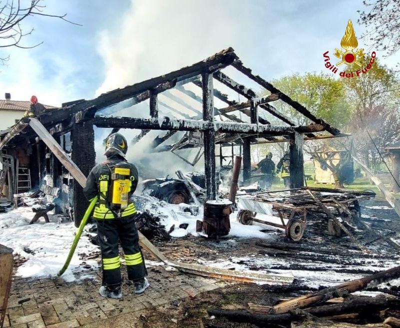 A fuoco una legnaia a Cella: cinque squadre dei vigili del fuoco in azione, morto un cane