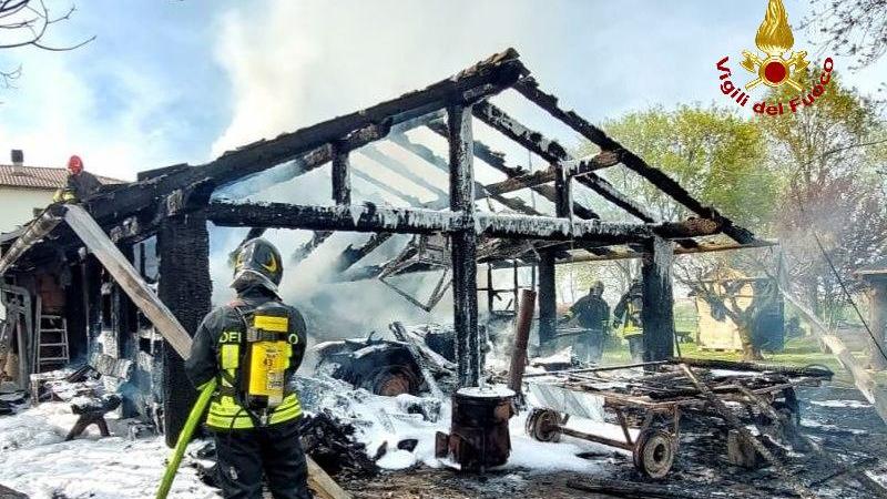 A fuoco una legnaia a Cella: cinque squadre dei vigili del fuoco in azione, morto un cane