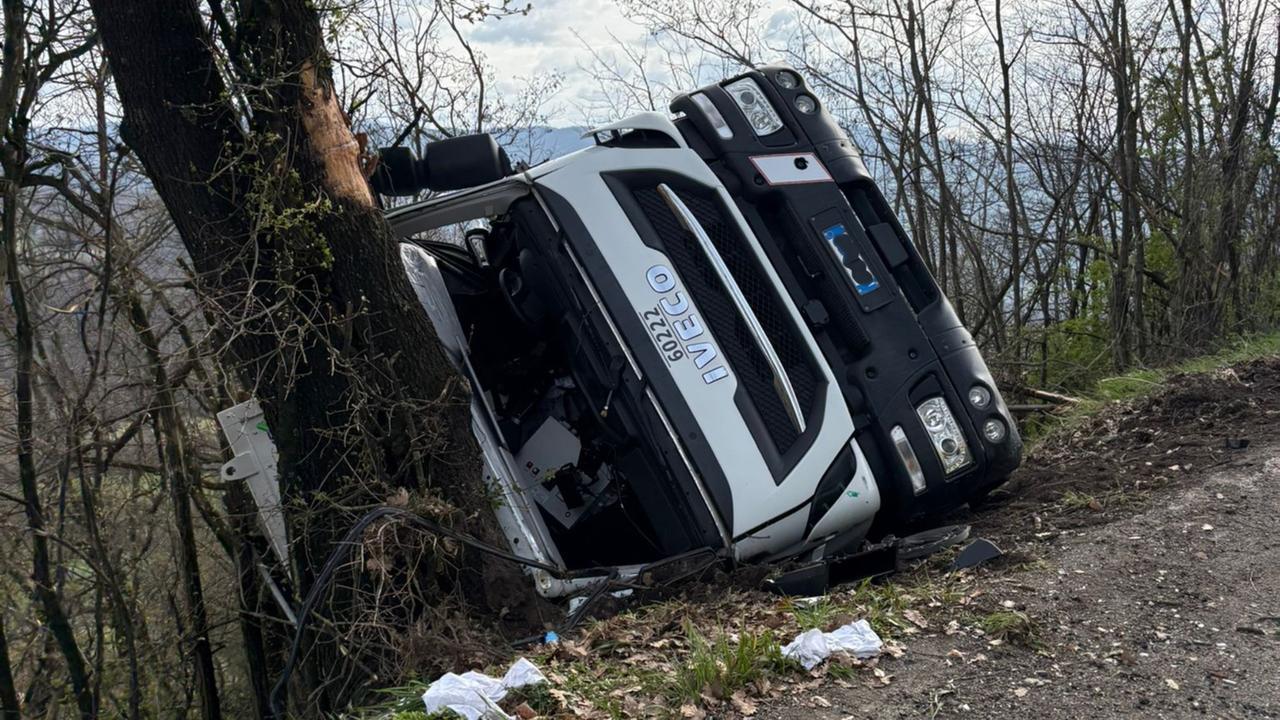 Il camion dei rifiuti si ribalta e finisce fuori strada, paura a Prignano