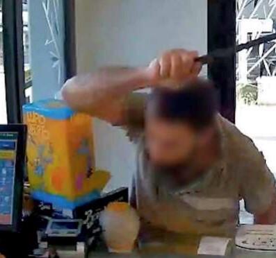 Sprangate contro i negozianti per rubare l’incasso. Patteggia tre anni per due rapine