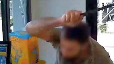 Sprangate contro i negozianti per rubare l’incasso. Patteggia tre anni per due rapine