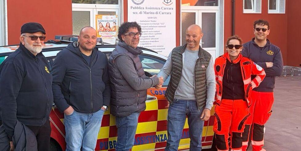 Vince la causa per le minacce subite, dona il risarcimento all’associazione di volontariato