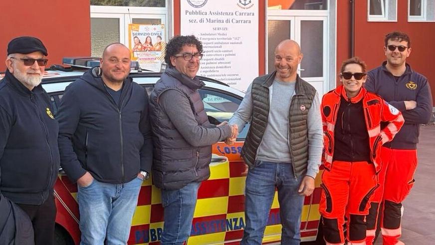 Ricci (al centro a destra) mentre stringe la mano di Barbieri (a sinistra)