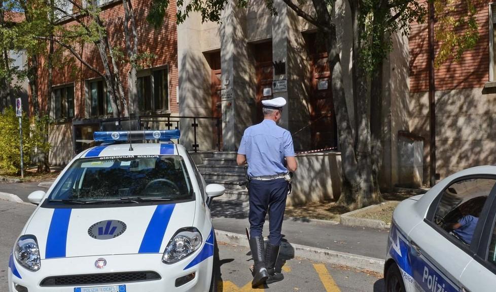 Bimbo di 5 anni “scappa” di casa: gli agenti della polizia locale lo riportano dalla mamma