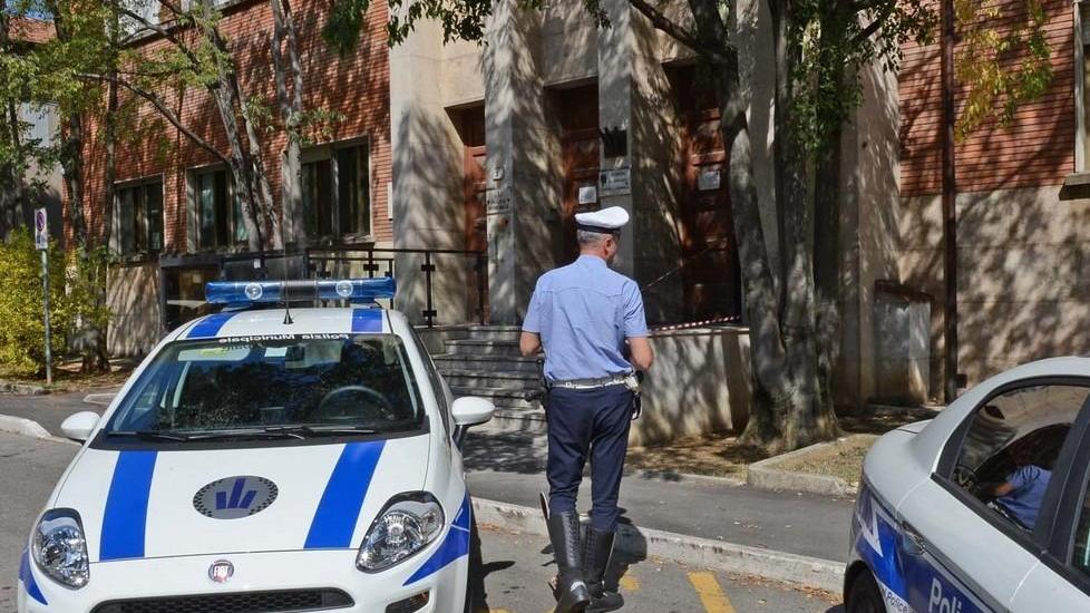 Bimbo di 5 anni “scappa” di casa: gli agenti della polizia locale lo riportano dalla mamma
