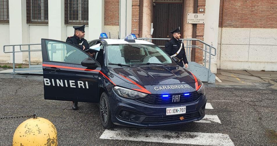 Casumaro, fuggono all’alt e si schiantano: donna arrestata con 2 etti di droga