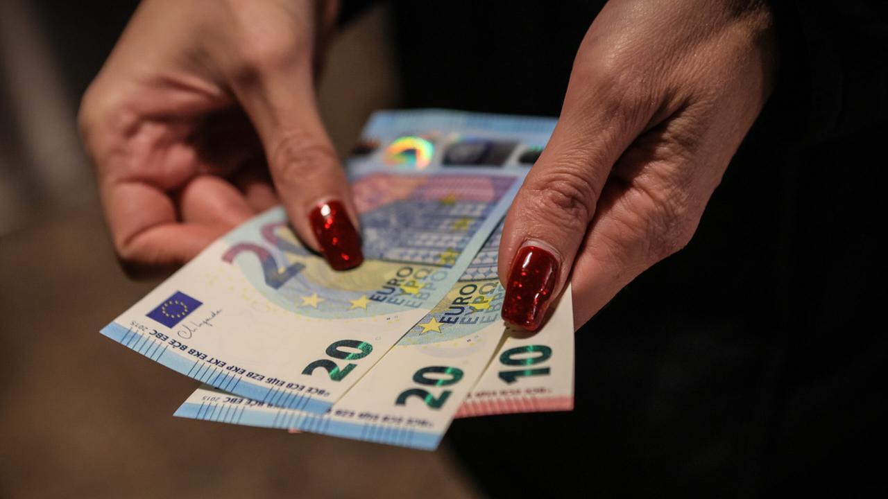 La mamma casalinga va a processo per il sussidio ricevuto