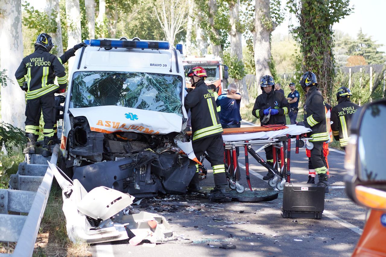Ferrara, in auto contro l’ambulanza: patteggia per la morte della paziente