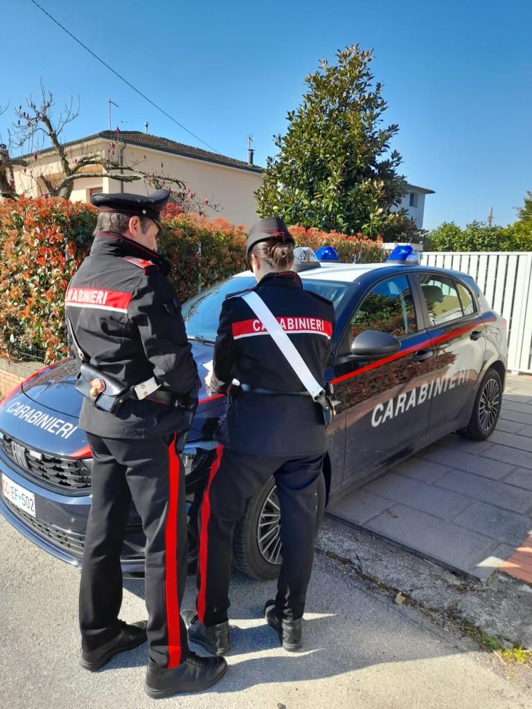 Montecarlo, spinge la parrucchiera e prende il fondo cassa