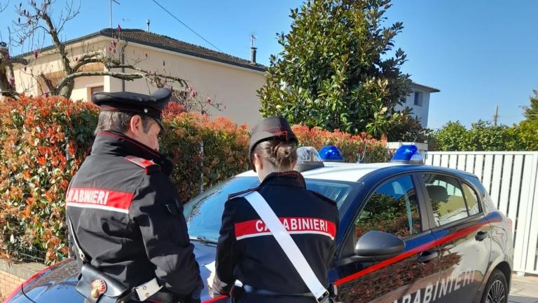 Montecarlo, spinge la parrucchiera e prende il fondo cassa