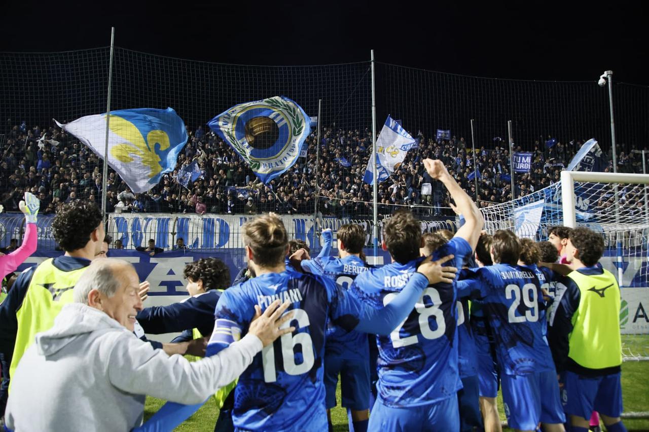 
	L'esultanza dei giocatori del Prato a fine partita sotto la curva (foto Giovanni Tarducci)

