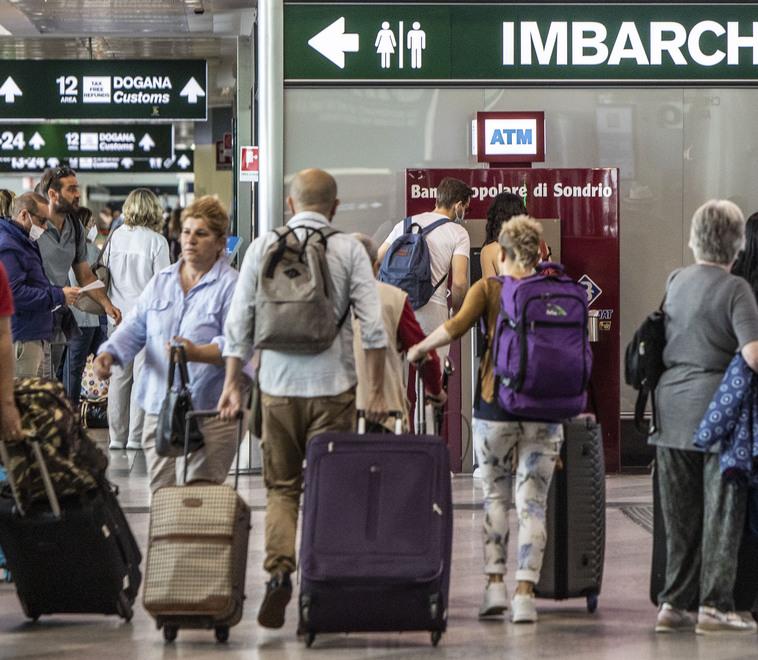 Viaggi, calano i voli: «Non si parte per paura». E adesso si evitano anche zone distanti dalla guerra