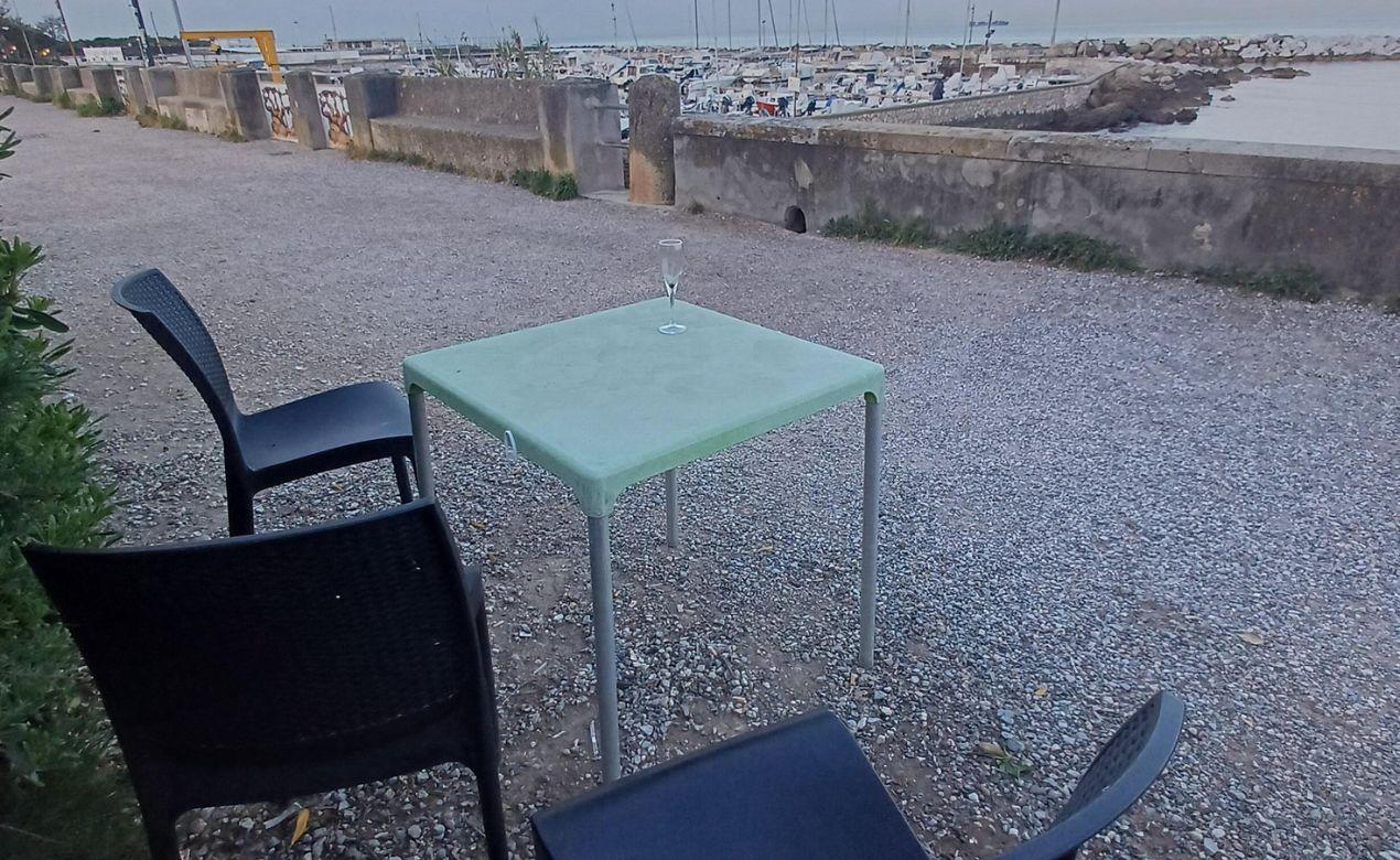 Livorno, il cin cin al mattino sul lungomare di Ardenza