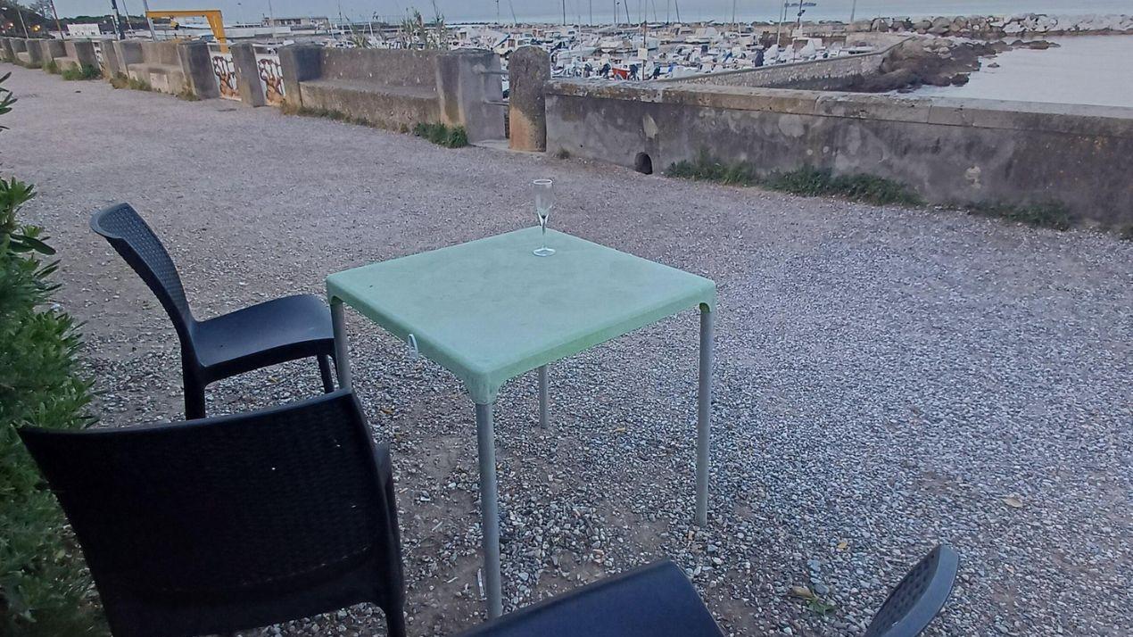 Livorno, il cin cin al mattino sul lungomare di Ardenza