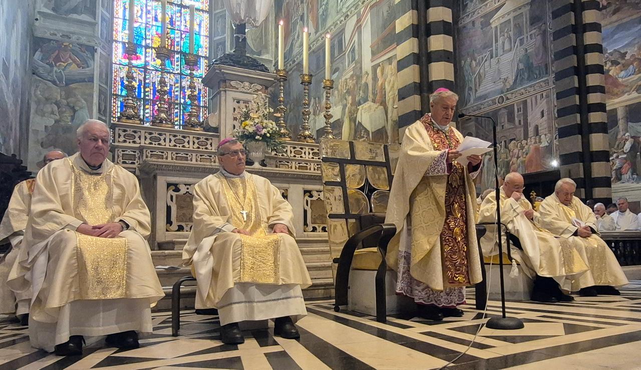 
	Il vescovo Giovanni Nerbini durante la messa crismale in Duomo

