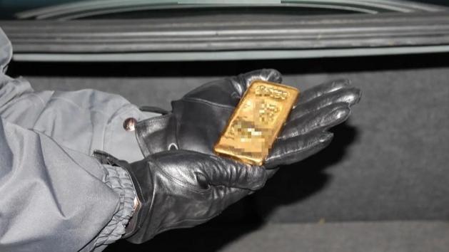 Prato, otto poliziotti indagati per la sparizione di un lingotto e di confezioni di Viagra durante una perquisizione