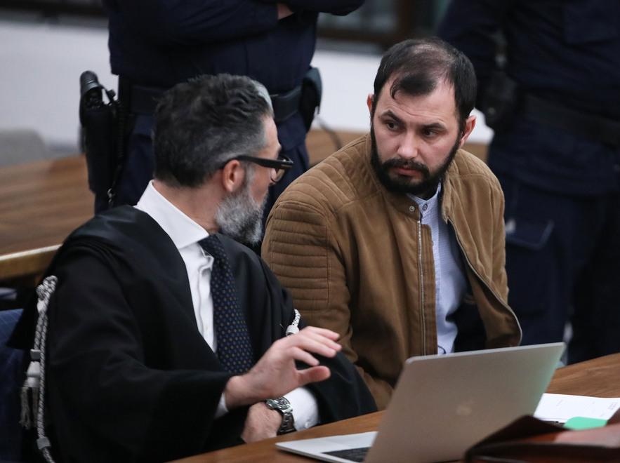 
	Vasile Frumuzache in aula insieme all&rsquo;avvocato difensore Diego Capano

