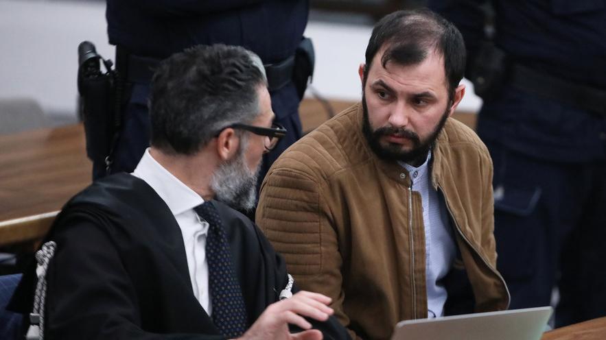 Vasile Frumuzache in aula insieme all’avvocato difensore Diego Capano