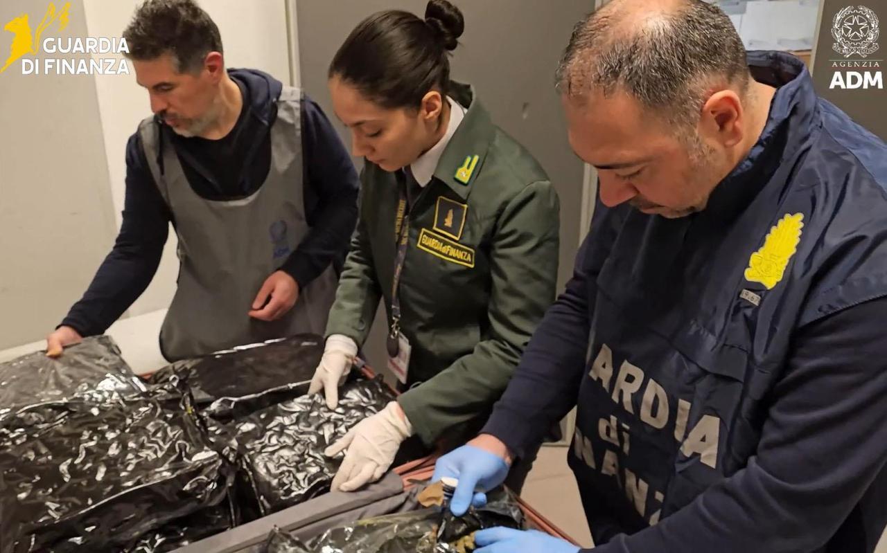 Sbarca dall’aereo con 17 chili di marijuana: arrestata una donna