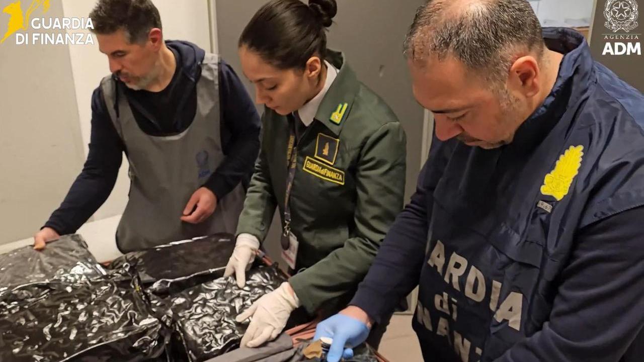 Sbarca dall’aereo con 17 chili di marijuana: arrestata una donna