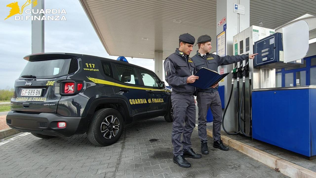 Trasparenza violata sui carburanti: distributori sanzionati a Ferrara