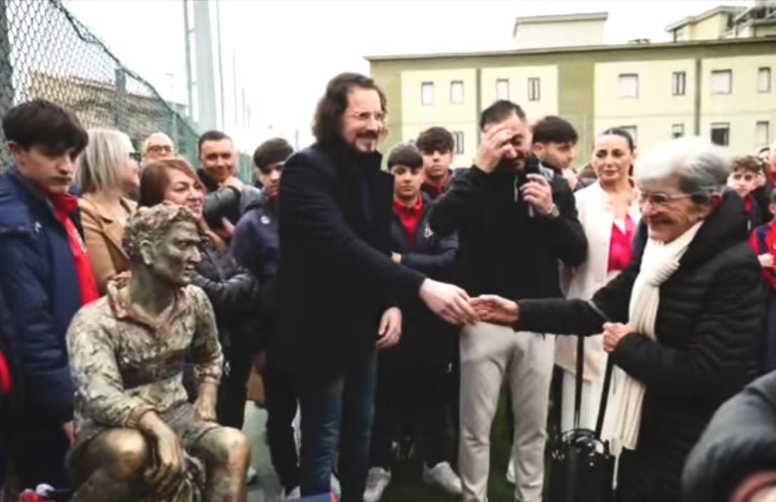 Sassari, la città ricorda Marzio Lepri: una statua per il miglior marcatore di sempre della Torres