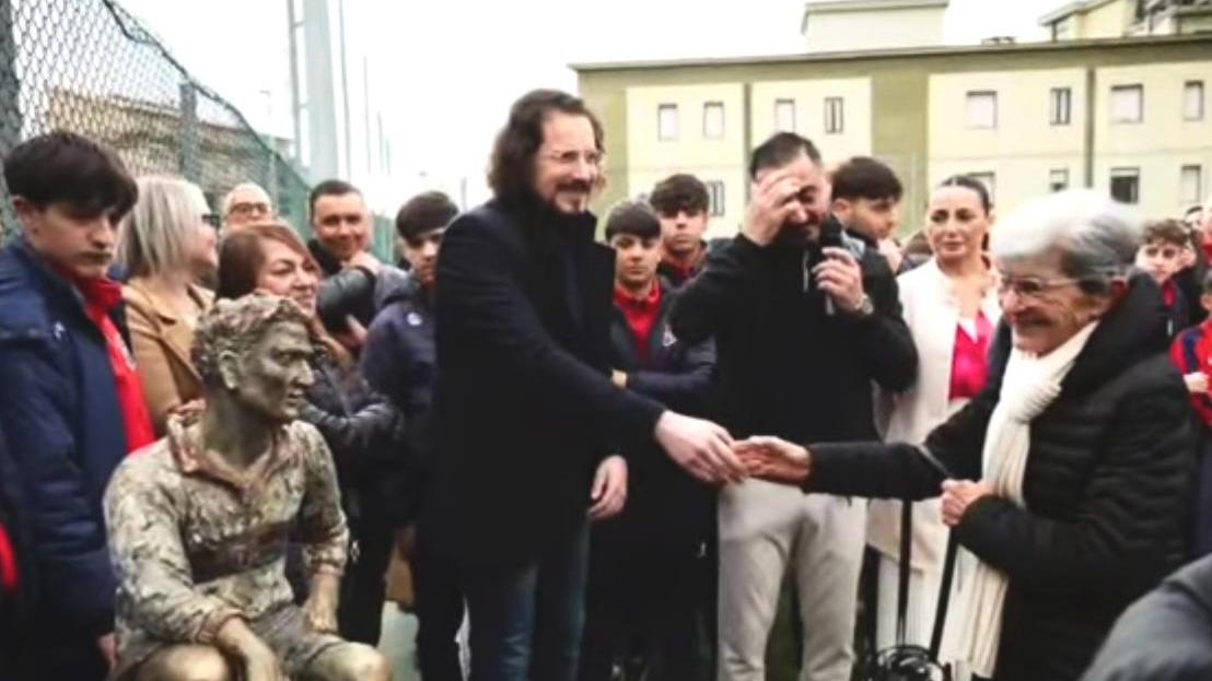 Sassari, la città ricorda Marzio Lepri: una statua per il miglior marcatore di sempre della Torres