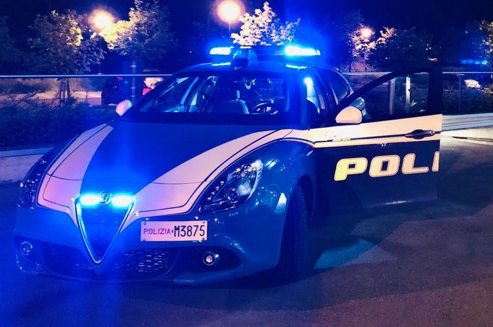 Armato di coltello prima tenta di estorcere denaro a dei passanti, poi prova la rapina al mini market del Gattaglio: arrestato