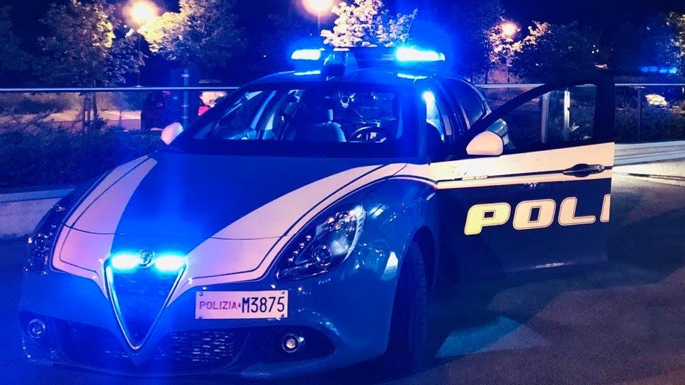 Armato di coltello prima tenta di estorcere denaro a dei passanti, poi prova la rapina al mini market del Gattaglio: arrestato